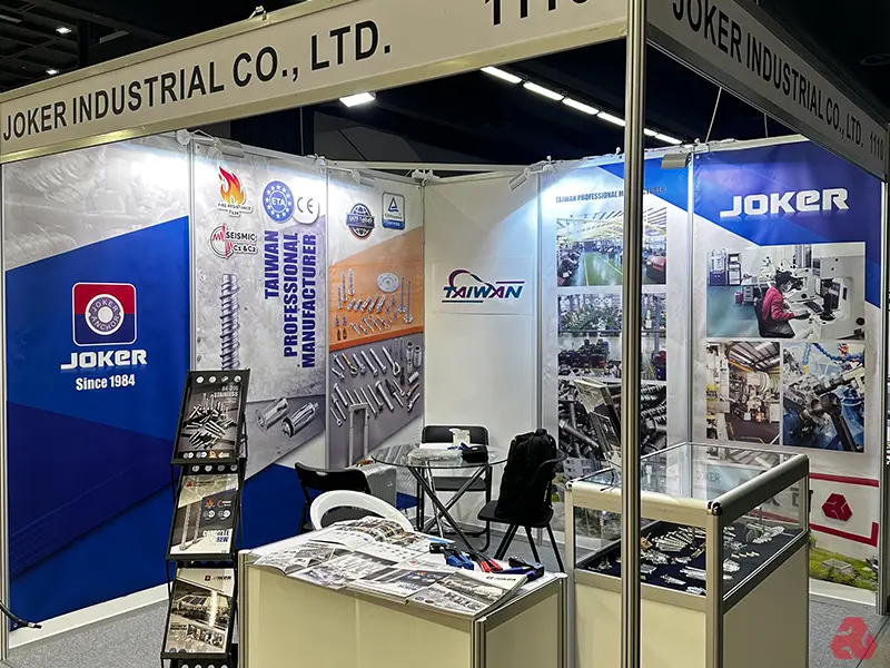 JOKER INDUSTRIAL CO., LTD. 在展覽中的攤位，展示各種台灣製造的螺絲、螺帽等緊固件產品。攤位設計專業，展示公司自1984年以來的歷史和專業製造能力，吸引潛在客戶。